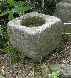 庭石　朝鮮型灯篭の中台の水鉢