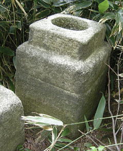 庭石　朝鮮型灯篭の竿の水鉢