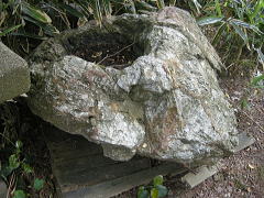 庭石　自然掘りサザレ石の水鉢