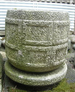 庭石　袈裟型水鉢