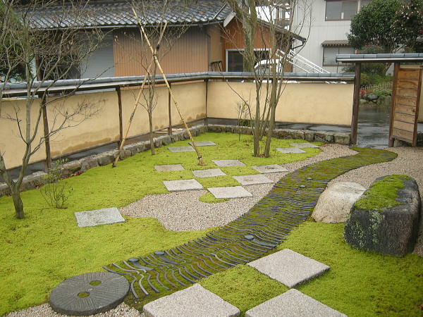 苔庭　「土塀とハイ苔の庭」